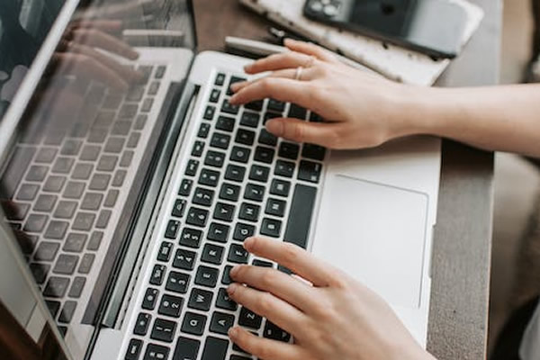 Data entry web. Persona tipeando en una notebook